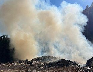 ВАЗДУХ ЗАГАЂЕН ЗБОГ ПОЖАРА НА ДИВЉОЈ ДЕПОНИЈИ, ШКОЛЕ РАДЕ ОНЛАЈН