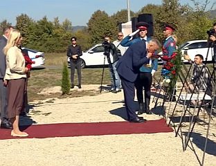 ПОЛОЖЕНИ ВИЈЕНЦИ НА СПОМЕНИК ЈУНАЦИМА МИСИЈЕ "ХАЛИЈАРД"