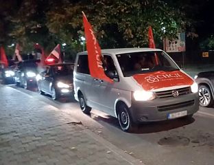 КОЛОНЕ АУТОМОБИЛА ОКИЋЕНЕ ЗАСТАВАМА СНСД-а И СРПСКИМ ТРОБОЈКАМА ПРОШЛЕ УЛИЦАМА