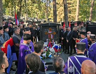 ОСТОЈИЋ НА ПОМЕНУ ГЕНЕРАЛУ МЛАДИЋУ У БЕОГРАДУ
