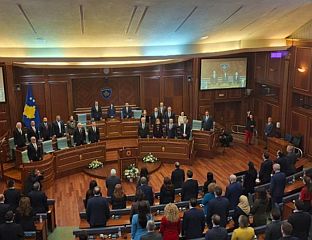 ДЕМОНСТРАНТИ ПОКУШАЛИ ДА УПАДНУ У СКУПШТИНУ, РАЗБИЛИ ПРОЗОРЕ НА ЗГРАДИ