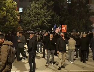 ПРИСТАЛИЦЕ ТЕРОРИСТИЧКЕ ОВК НЕ ОДУСТАЈУ, ПОЛИЦИЈА НА ДЕМОНСТРАНТЕ УЗВРАЋА СУЗАВЦЕМ