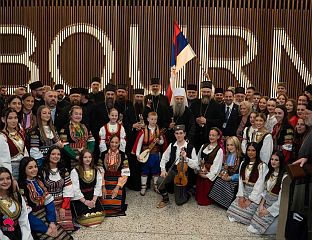ПАТРИЈАРХ ПОРФИРИЈЕ СВЕЧАНО ДОЧЕКАН НА АЕРОДРОМУ У МЕЛБУРНУ