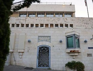 У ЗГРАДИ КОНЗУЛАТА ИПАК ОСТАЈЕ САМО СЕДАМ ДИПЛОМАТА