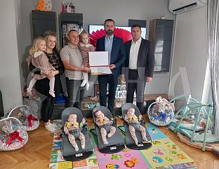 ГИФТС АНД БАМ 3,000 ВОУЦХЕР ТО ФАМИЛY WИТХ ФИВЕ ДАУГХТЕРС