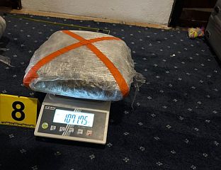 ПРОНАЂЕНО ВИШЕ ОД 25 КИЛОГРАМА ДРОГЕ, ОРУЖЈЕ И МУНИЦИЈА, ЈЕДНО ЛИЦЕ УХАПШЕНО