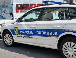 ШЕСТОРО МАЛОЉЕТНИКА ОШTЕTИЛО НАДГРОБНЕ СПОМЕНИКЕ НА КАTОЛИЧКОМ ГРОБЉУ