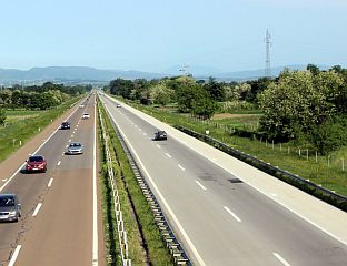 НЕСМЕТАНО ОДВИЈАЊЕ САОБРАЋАЈА, НЕМА ЧЕКАЊА НИ НА ГРАНИЧНИМ ПРЕЛАЗИМА