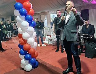 НЕКОЛИКО ХИЉАДА ГРАЂАНА СЛАВИ НА КЕЈУ ПОБЈЕДУ МИНИЋА НА ИЗБОРИМА