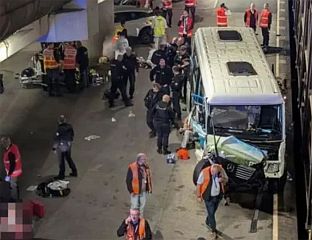 У СУДАРУ ВОЗА И АУТОБУСА ПОВРИЈЕЂЕНО 19 ЉУДИ