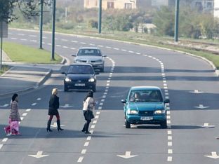 КОЛОВОЗ МИМО ОБИЉЕЖЕНОГ ПРЕЛАЗА ПРЕШЛА 374 ПЈЕШАКА