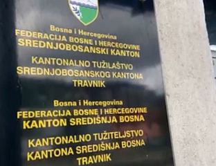 МАЛОЉЕТНО ДИЈЕТЕ ПАЛО СА ПРТЉАЖНИКА "БМВ" И ПОГИНУЛО, ПРЕДЛОЖЕН ПРИТВОР ЗА ВОЗАЧА