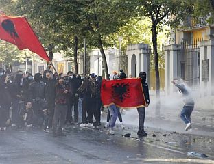 СЕДАМ ЛИЦА ЗАТРАЖИЛО МЕДИЦИНСКУ ПОМОЋ, МЕЂУ ЊИМА И ПОЛИЦАЈАЦ