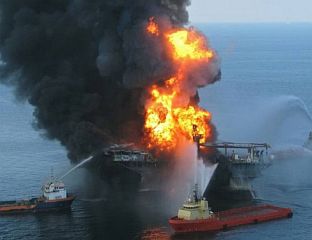 ГОРЕ ДВА ТАНКЕРА ЈУЖНО ОД ОРМУСКОГ МОРЕУЗА