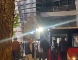 ГРУПА ЉУДИ ИСПРЕД ЗГРАДЕ "ПИНКА", ПОЈАЧАНЕ ПОЛИЦИЈСКЕ СНАГЕ