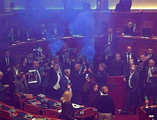 ПОСЛАНИЦИ ОПОЗИЦИЈЕ ПАЛИЛИ БАКЉЕ ТОКОМ СЈЕДНИЦЕ