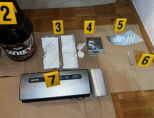ПРОНАЂЕНИ ДРОГА И РУЧНА БОМБА, УХАПШЕН САРАЈЛИЈА