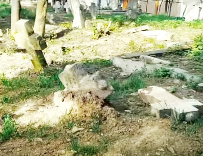 SARAJEVO, SEPTEMBER 6 /SRNA/ - Persons unknown tore down eight gravestones of Serbs buried at the old Orthodox cemetery Kromolj in Sarajevo, the Committee for the Protection of Rights of Serbs in the Federation of BiH said.