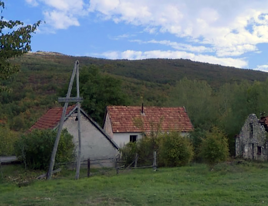 BIHAĆ, SEPTEMBER 22 /SRNA/ - Serb returnees in the villages of Trubar, Boboljusci, Veliko and Malo Očijevo, Veliki and Mali Cvjetnić, which before the war belonged to Drvar, and today to Bihać, have been waiting for electricity for 28 years, just like the Serbs in the Grahovo village Tiškovac, but even in such difficult conditions, they are fighting for age-old hearths.