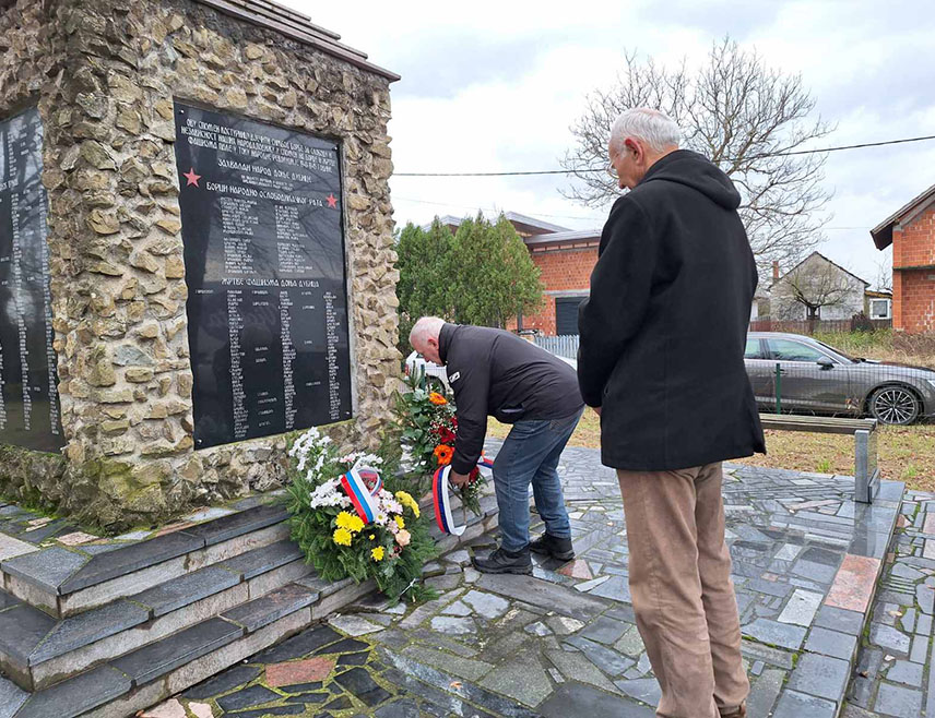 ODŽAK/ŠAMAC, DECEMBER 7 /SRNA/ - A memorial service was held and wreaths were laid at a monument to 800 residents of the villages of Trnjak and Donja Dubica, 333 of whom were children under 15 years of age, in the federal municipality of Odžak, who were killed by the Ustashe in World War II.