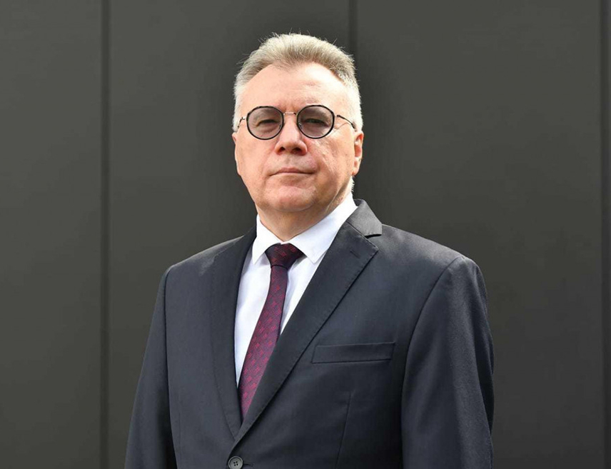 Осврћући се на насртаје Запада да изврши ревизију Дејтонског мировног споразума, као гаранта мира, Калабухов је истакао да Русија полази од тога да је овај документ основ развоја БиХ као земље три равноправна народа и два ентитета. "Будућност је у рукама самих држављана БиХ", поручио је Калабухов