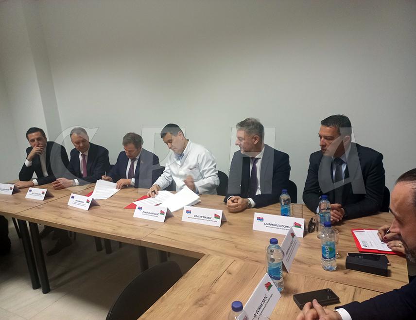 BANJA LUKA, APRIL 9 /SRNA/ - An agreement on cooperation between the University Clinical Centre /UCC/ of Republika Srpska and  the Minsk Scientific and Practical Center for Surgery, Transplantology and Hematology from Belarus was signed today in Banja Luka, which will improve the care of patients in the field of surgery, transplantology, hematology and intensive care medicine.
