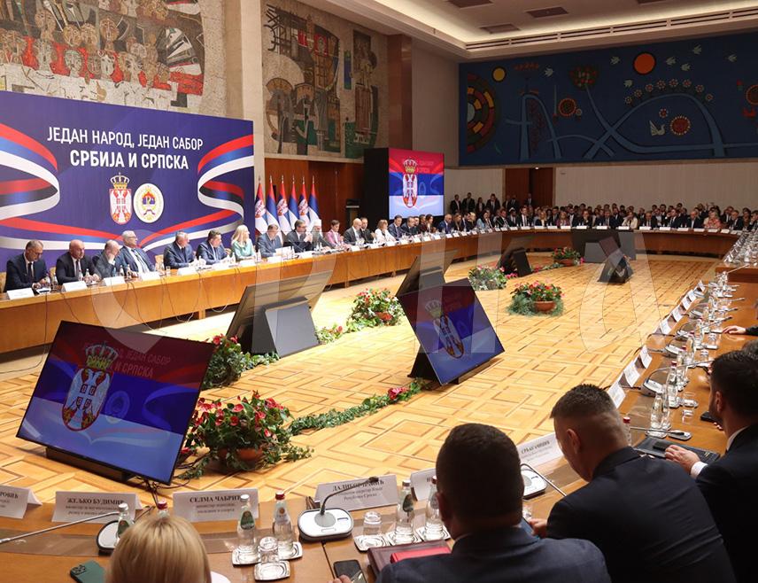 BELGRADE, JUNE 8 /SRNA/ - At the All-Serb Assembly of the Serbian People, the necessity of a Serbian national gathering was pointed out, and it was decided that the Assembly would be held regularly, every two years, at which the most important national issues would be discussed together with the participation of representatives of Republika Srpska and of the Republic of Serbia, as well as other representatives of the Serbian people from the region and the world.