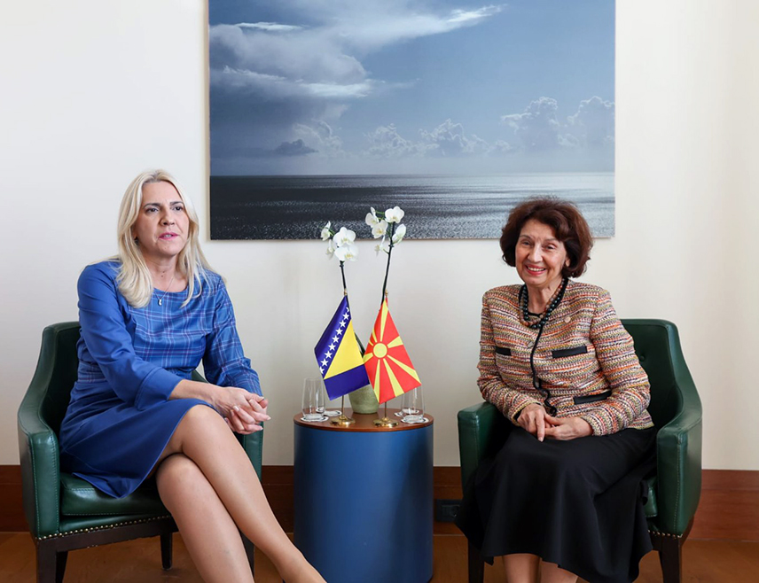 TIVAT, OCTOBER 8 /SRNA/ - The Serb member of the BiH Presidency Željka Cvijanović met with the President of North Macedonia Gordana Siljanovska-Davkova in Tivat.
