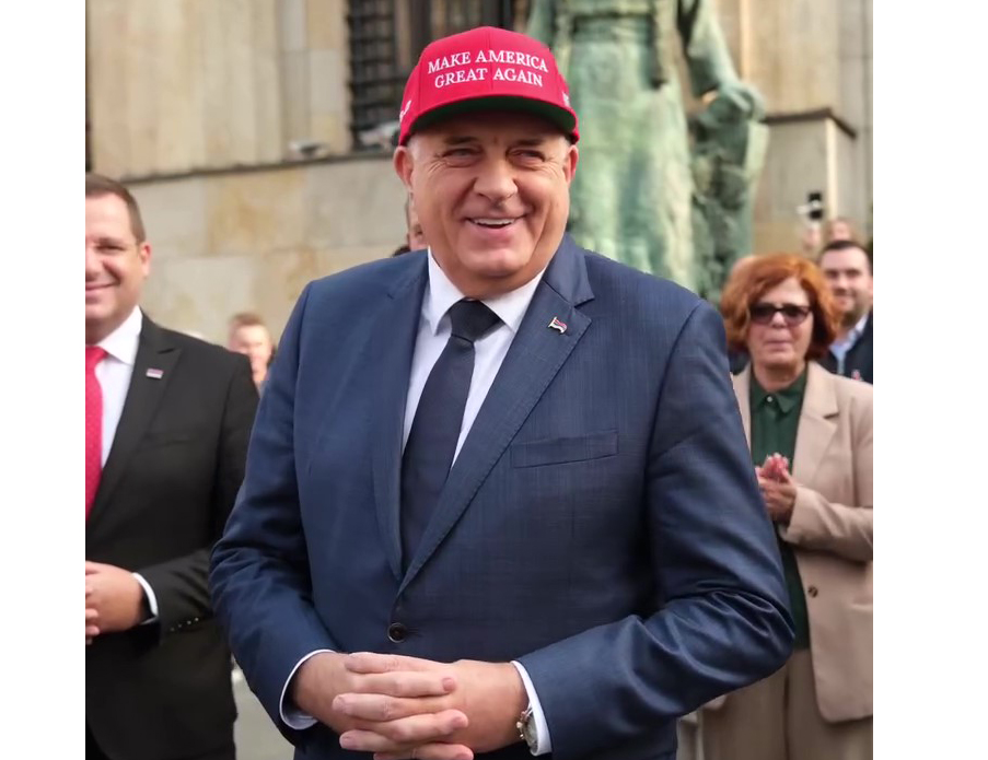 BANJA LUKA, NOVEMBER 6 /SRNA/ - The President of Republika Srpska Milorad Dodik addressed the citizens wearing a Donald Trump hat outside the Palace of the Republic in Banja Luka.
