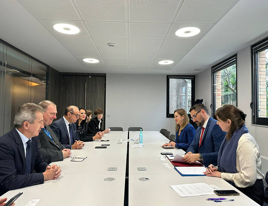 БАЊАЛУКА, 8. НОВЕМБРА /СРНА/ - Министар за европске интеграције и међународну сарадњу Републике Српске Златан Клокић данас је у оквиру званичне посјете Француској одржао састанак са представницима економског и привредног сектора округа Вал Д`Оаза у близини Париза о могућности потписивања споразума о сарадњи, по узору на онај који Српска има са Војводином.