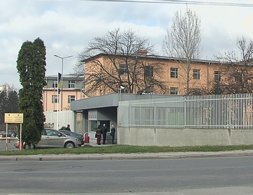 САРАЈЕВО, 18. ДЕЦЕМБРА /СРНА/ - Свједок Тужилаштва БиХ Јован Милановић испричао је у наставку суђења Зијаду Кадрићу и другима за ратни злочин над српским цивилима на подручју Високог да га је током испитивања у касарни "Ахмет Фетахагић" извјесни Самир "Домац" два пута ударио шаком, а да је оптужени Кадрић ту био и није реаговао.