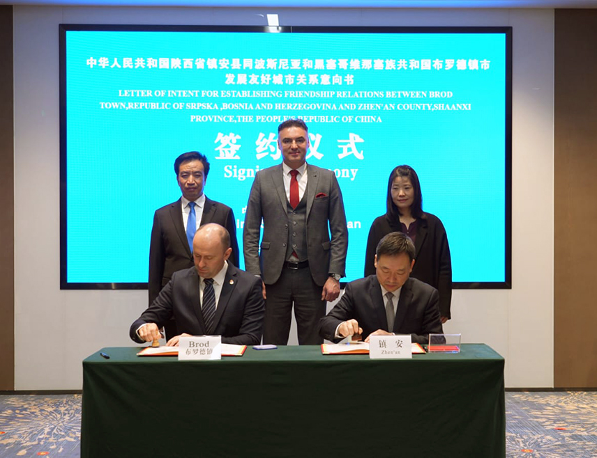 XI'AN, MARCH 5 /SRNA/ - The Mayor of Brod Milan Zečević and the head of the Chinese Zhen'an County Yuan Lifeng signed a twinning agreement between this local community in Republika Srpska and Zhen'an County, which consists of 14 cities.