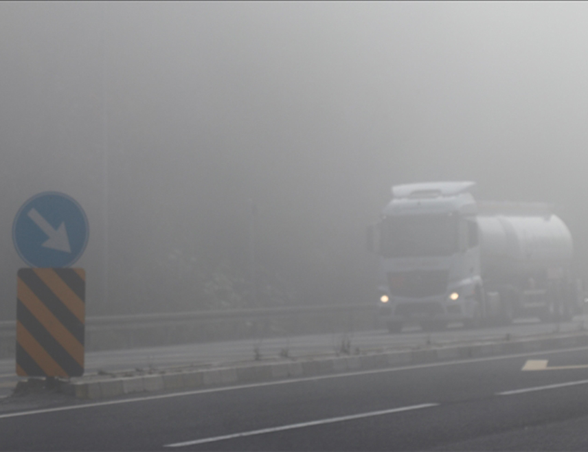 БАЊАЛУКА, 16. МАРТА /СРНА/ - Саобраћај се на већини путева у Републици Српској и Федерацији БиХ /ФБиХ/ одвија по мокрим и клизавим коловозима, а на појединим дионицама у котлинама и уз ријечне токове магла мјестимично смањује видљивост.