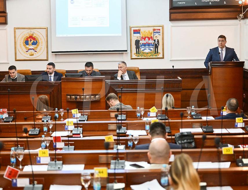 БАЊАЛУКА, 26. МАРТА /СРНА/ - Директор Јавног предузећа /ЈП/ "ДЕП-ОТ" Ратко Јокић на ванредној сједници Скупштине града Бањалука говорио је о тренутном стању вршења комуналне услуге одвоза отпада у Бањалуци, наглашавајући да је тренутна ситуација резултат неизвршавања обавеза Градске управе, те да све локалне заједнице осима Бањалуке немају проблема са одвозом отпада на регионалну депонију.