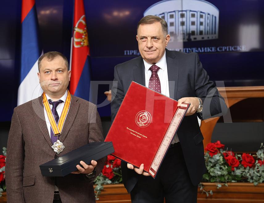 BANJA LUKA, APRIL 5 /SRNA/ - Republika Srpska President Milorad Dodik presented awards today in Banja Luka in recognition of the development of bilateral relations between the Ministry of Internal Affairs /MIA/ of the Russian Federation - Moscow Police Department and the Ministry of Internal Affairs of Republika Srpska.