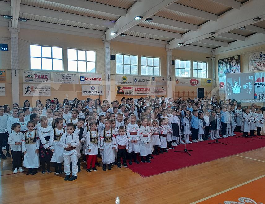 МРКОЊИЋ ГРАД, 6. АПРИЛА /СРНА/ - Културно-умјетничко друштво /КУД/ "Петар Кочић" из Мркоњић Града вечерас је у сарадњи са Хуманитарном организацијом "Срби за Србе" у овој општини одржало "Осми дјечији концерт" који је хуманитарног карактера, а окупио је око 250 учесника.