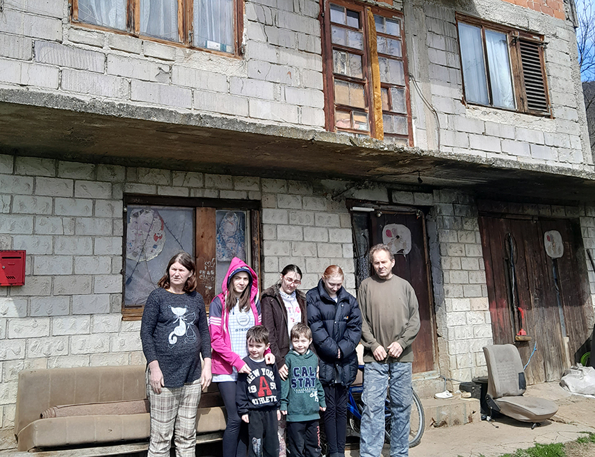 РИБНИК, 7. АПРИЛА /СРНА/ - Представници Хуманитарне организације "Срби за Србе" посјетили су данас деветочлану породицу Гајић из Рибнику за коју су покренули акцију да би им изградили кућу и омогућили да имају услове за достојан живот.