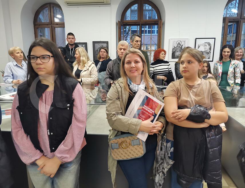 БИЈЕЉИНА, 14. АПРИЛА /СРНА/ - У Музеју Семберије у Бијељини вечерас је отворена васкршња изложба Удружења ликовних умјетника "Свети Лука" на којој се 27 аутора представило са 50 радова.