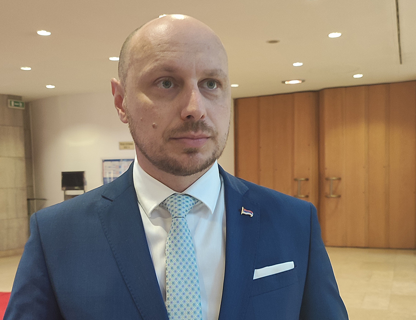 САРАЈЕВО, 15. АПРИЛА /СРНА/ - Посланик Српског клуба у Представничком дому Парламентарне скупштине БиХ Милан Петковић затражио је на данашњој сједници одговор од министра иностраних послова у Савјету министара Елмедина Конаковића у вези са ненамјенски потрошена 106.442 евра у Генералном конзулату БиХ у Штутгарту.