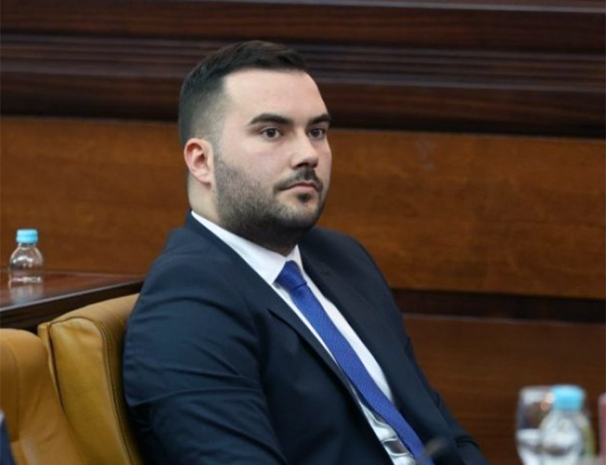 БАЊАЛУКА, 15. АПРИЛА /СРНА/ - Док Република Српска води озбиљну политичку борбу против наметања, понижавања и покушаја гашења њених институција, Јелена Tривић и њен Народни фронт као да живе у неком паралелном универзуму у којем мисле да је довољна изјава за медије да би их неко доживљавао озбиљно, изјавио је за Срну одборник СНСД-а у Скупштини града Бањалука Богољуб Зељковић.