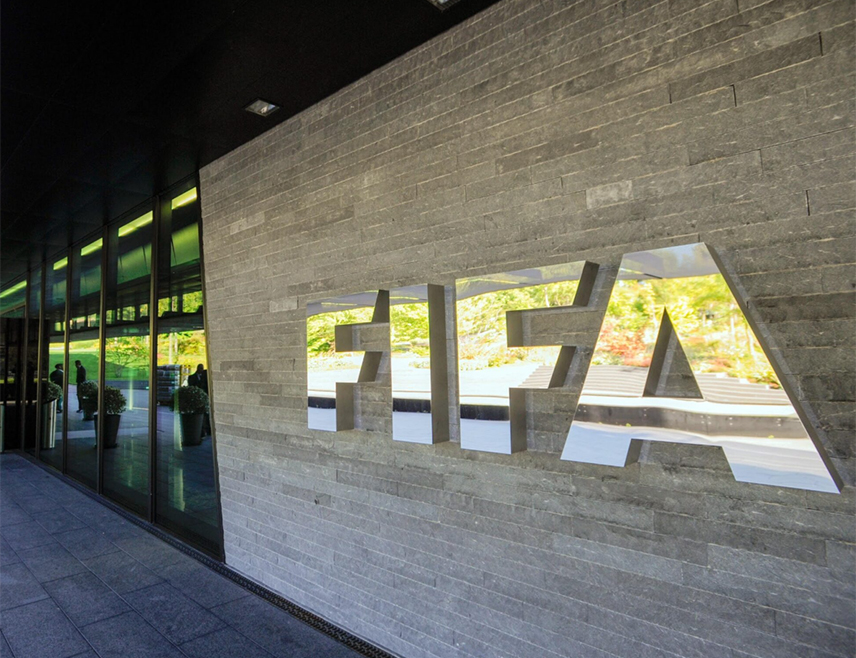 ЦИРИХ, 15. АПРИЛА /СРНА/ - Међународна фудбалска федерација /Фифа/ казнила је данас Фудбалски савез Албаније са 20.000 швајцарских франака и затварањем петине стадиона у Тирани за утакмицу са Србијом у оквиру квалификација за Свјетско првенство наредне године.