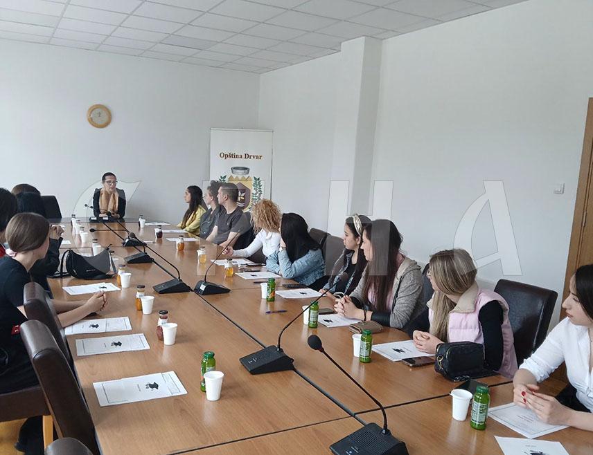 ДРВАР, 17. АПРИЛА /СРНА/ - Начелник општине Дрвар Душица Рунић потписала је данас уговоре са 28 студената који су остварили право на општинску стипендију за академску 2024/2025. годину.