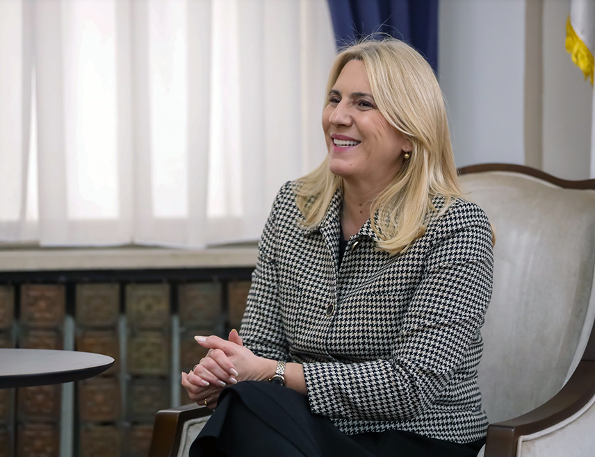 САРАЈЕВО, 17. АПРИЛА /СРНА/ - Српски члан и предсједавајућа Предсједништва БиХ Жељка Цвијановић изразила је жељу у васкршњој честитки да највећи хришћански празник, којим се прославља побједа сина Божијег над смрћу, у времену изазова и искушења буде непресушни извор духовне снаге, оптимизма и чврсте вјере у боље сутра, те подсјети на благодет праштања и дух заједништва.