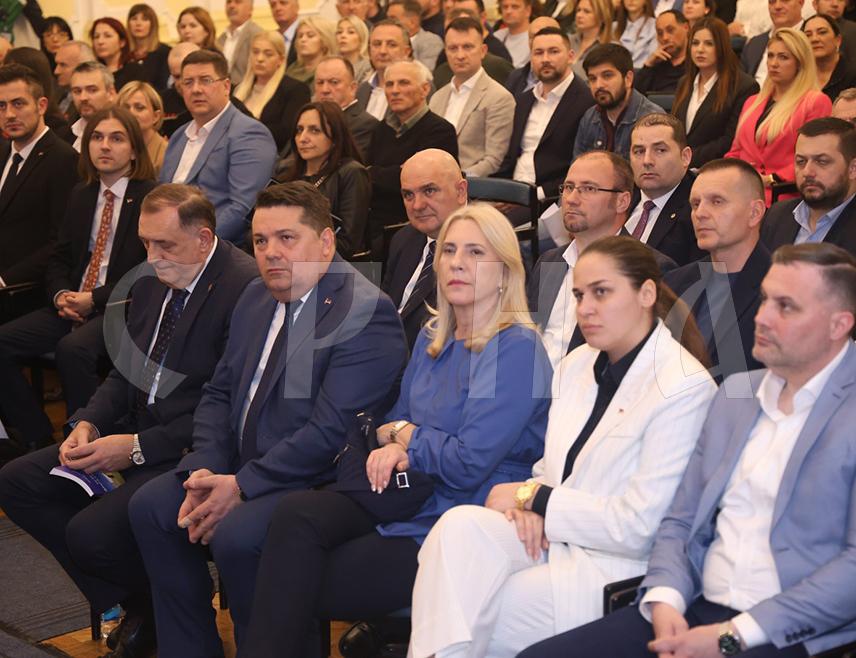 БАЊАЛУКА, 17. АПРИЛА /СРНА/ - У Бањалуци је почела завршна јавна расправа о Нацрту устава Републике Српске којој присуствују највиши званичници, међу којима су предсједник Републике Милорад Додик и предсједник Народне скупштине Ненад Стевандић.