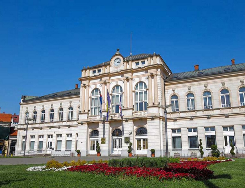 БИЈЕЉИНА, 18. АПРИЛА /СРНА/ - Бијељинска Градска управа има 290 запослених на неодређено и чак 370 радника на одређено вријеме, навели су у писму незадовољни службеници локалне управе који су институције Републике Српске упозорили да је Бијељина пред банкротом.