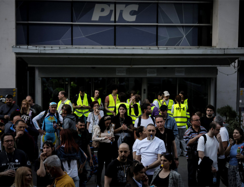 БЕОГРАД, 18. АПРИЛА /СРНА/ - Радио-телевизија Србије /РТС/ поднијела је кривичну пријаву због вишедневне блокаде њених зграда на двије локације у Београд, коју спроводе студенти и грађани, те затражила хитно реаговање међународне заједнице.