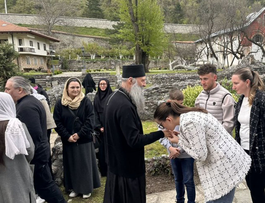 БЕОГРАД, 18. АПРИЛА /СРНА/ - Његова светост патријарх српски Порфирије стигао је у Пећку патријаршију, лавру патријарха српских, гдје ће прославити празник Васкрсења Господњег заједно са својим народом, свештенством и монаштвом са Косова и Метохије.