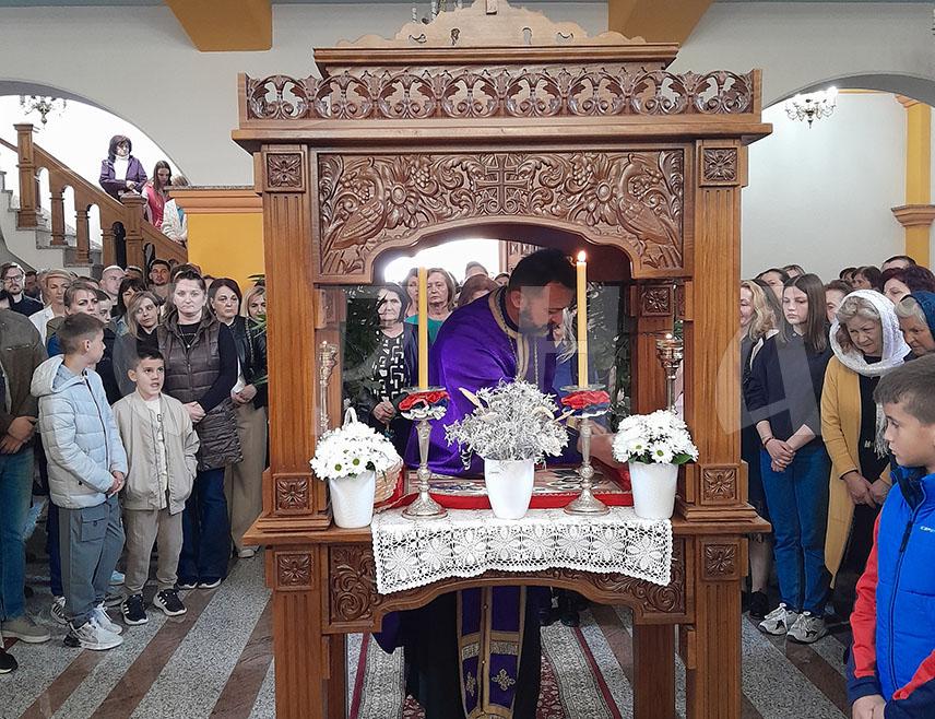 МРКОЊИЋ ГРАД, 18. АПРИЛА /СРНА/ - У Храму Рођења Пресвете Богородице у Мркоњић Граду служено је вечерње са изношењем плаштанице која симболизује страдање Исуса Христа.