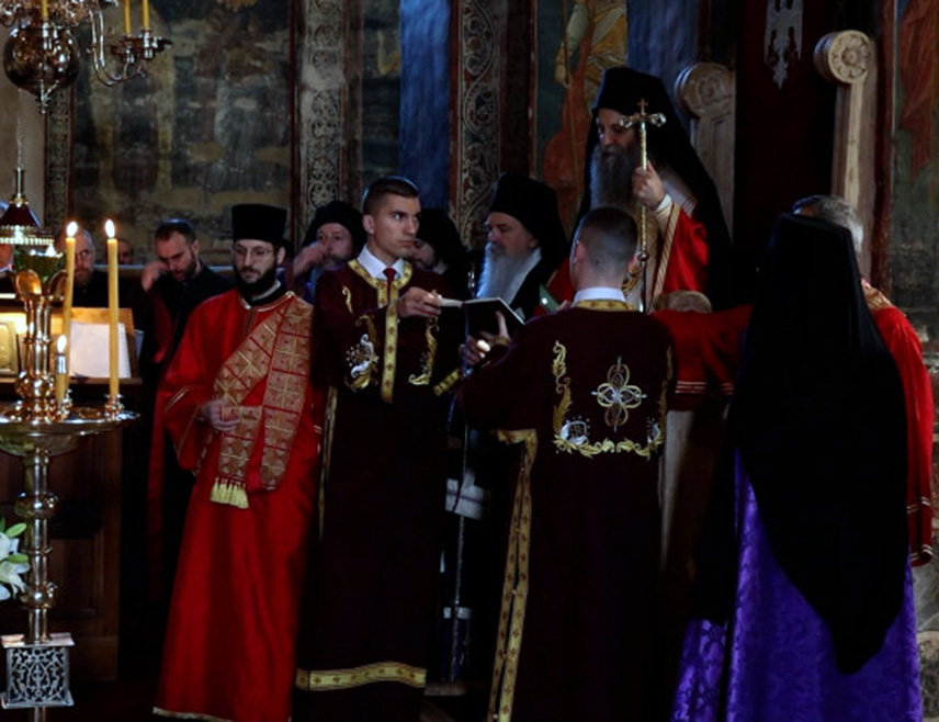 БЕОГРАД, 19. АПРИЛА /СРНА/ - Његова светост патријарх српски Порфирије данас је, на Велику суботу, у манастиру Високи Дечани на Косову и Метохији служио литургију Светог Василија Великог којој је присуствовао велики број вјерника.