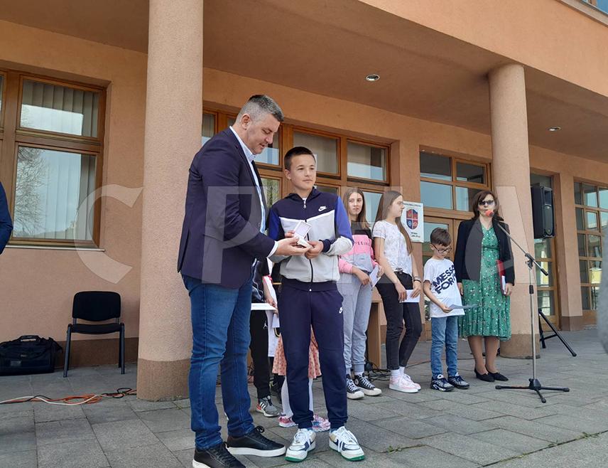 МРКОЊИЋ ГРАД, 21. АПРИЛА /СРНА/ - Ђорђе Божић освојио је данас златник на васкршњој туцијади на традиционалном "Васкршњем сабору на Колобари" у Мркоњић Граду, који је окупио 116 учесника у двије такмичарске категорије.
